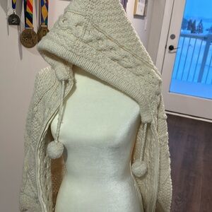 gorgeous Irish knit sweater and super condition!
Size small – medium .
